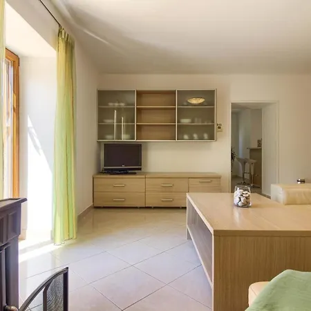 Mit Privatpool Fuer 5 Personen Ca 100 Qm In Gajana, Istrien Istrische Riviera Ferienhaus *