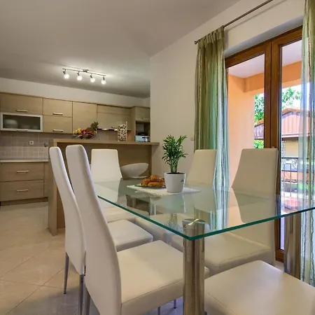 Mit Privatpool Fuer 5 Personen Ca 100 Qm In Gajana, Istrien Istrische Riviera Ferienhaus *