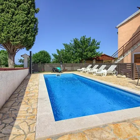 Mit Privatpool Fuer 5 Personen Ca 100 Qm In Gajana, Istrien Istrische Riviera Ferienhaus *